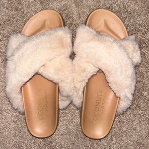 Coconuts by Matisse Fuzzy Slides Slippers Sandals Size 8
